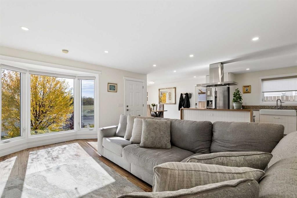 355 Woodbine Boulevard SW, Calgary — photo 2 of 48