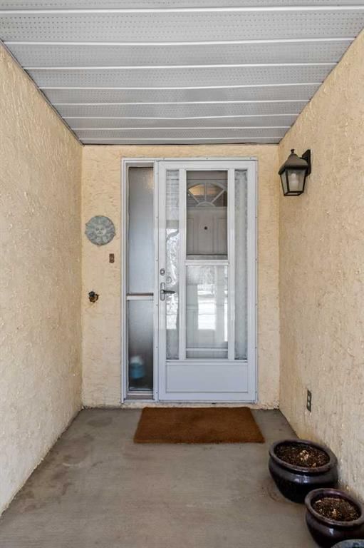38 Richelieu Court SW, Calgary — photo 2 of 40