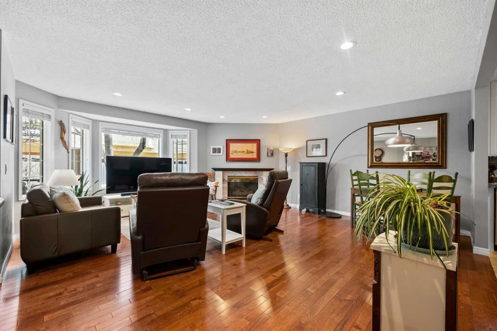 38 Richelieu Court SW, Calgary — photo 4 of 40