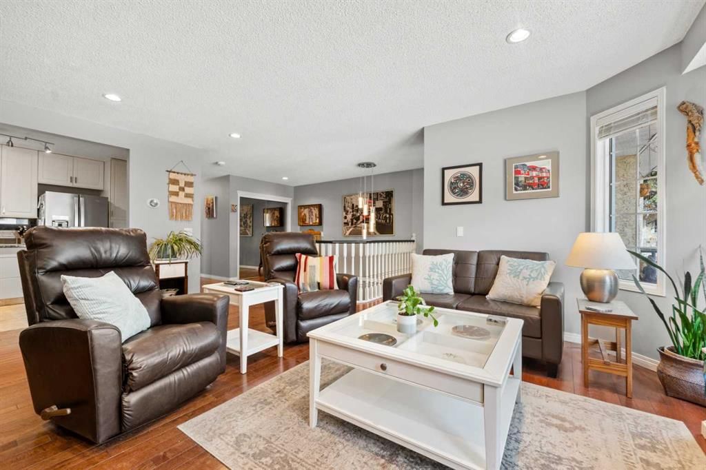 38 Richelieu Court SW, Calgary — photo 5 of 40