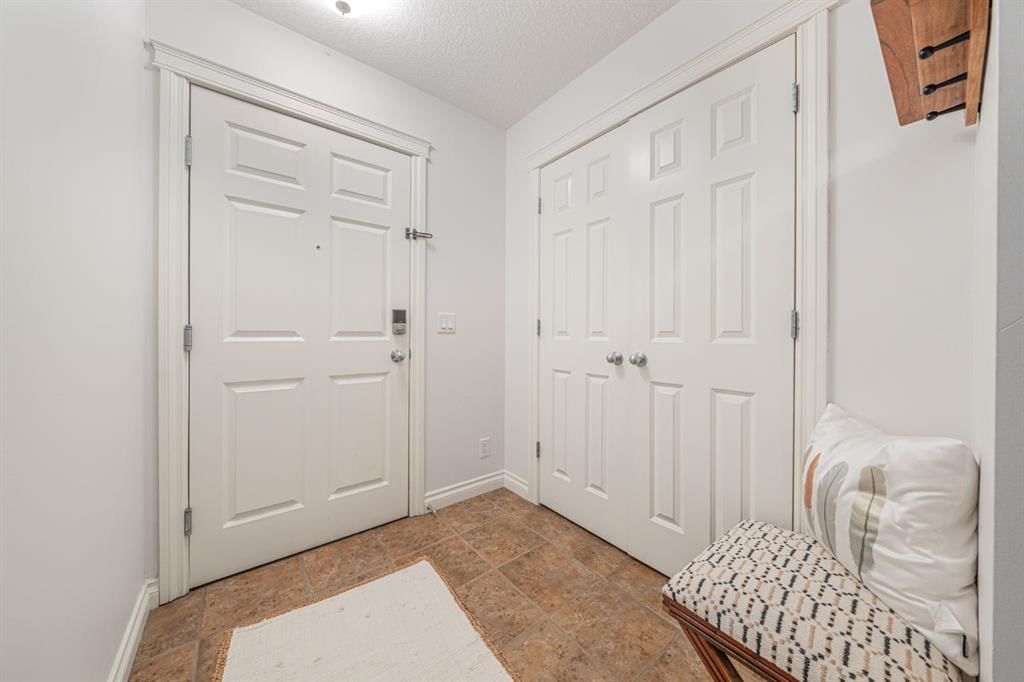 204, 990 Centre Avenue NE, Calgary — photo 2 of 29