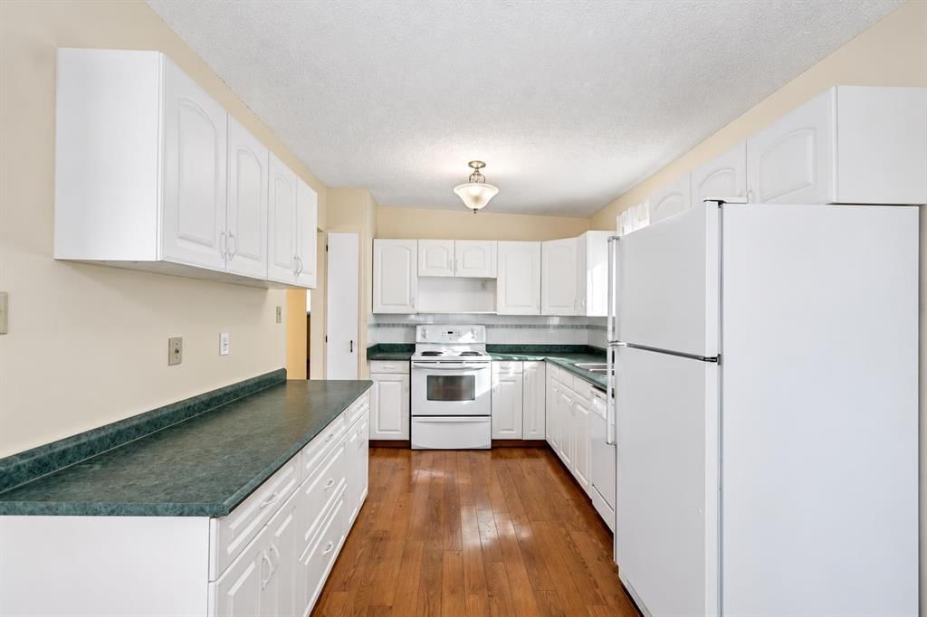 20 Silver Springs Drive NW, Calgary — photo 4 of 46