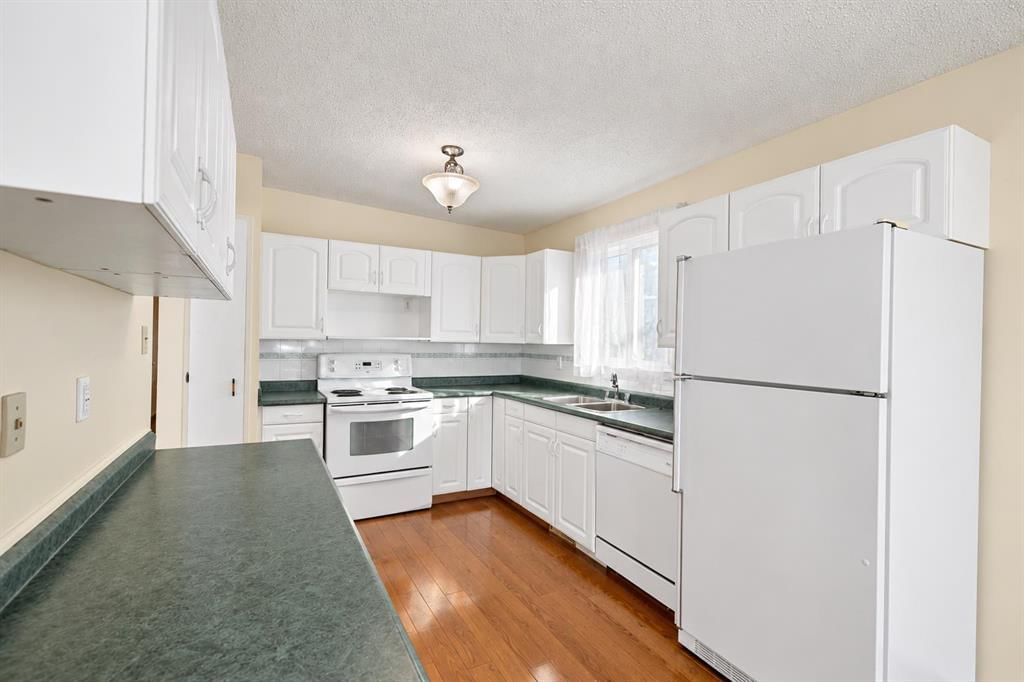 20 Silver Springs Drive NW, Calgary — photo 5 of 46