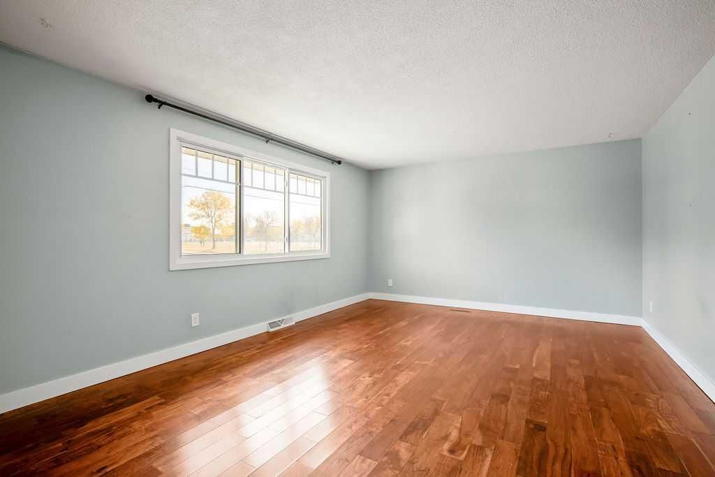 5415 5 Street SW, Calgary — photo 4 of 37