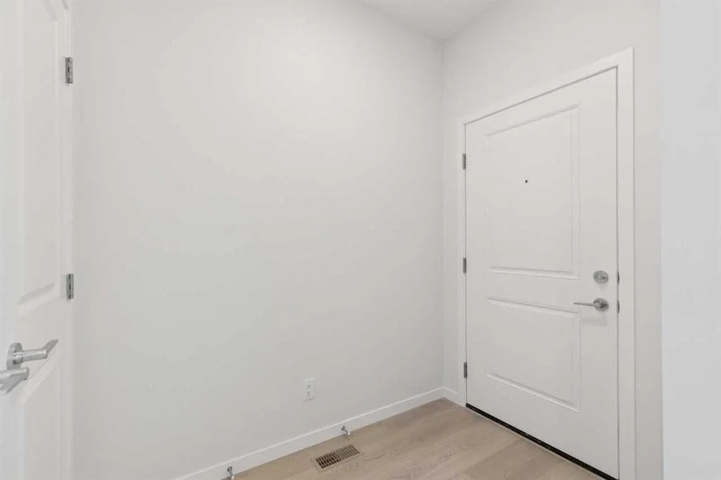 48 Lucas Green NW, Calgary — photo 5 of 31