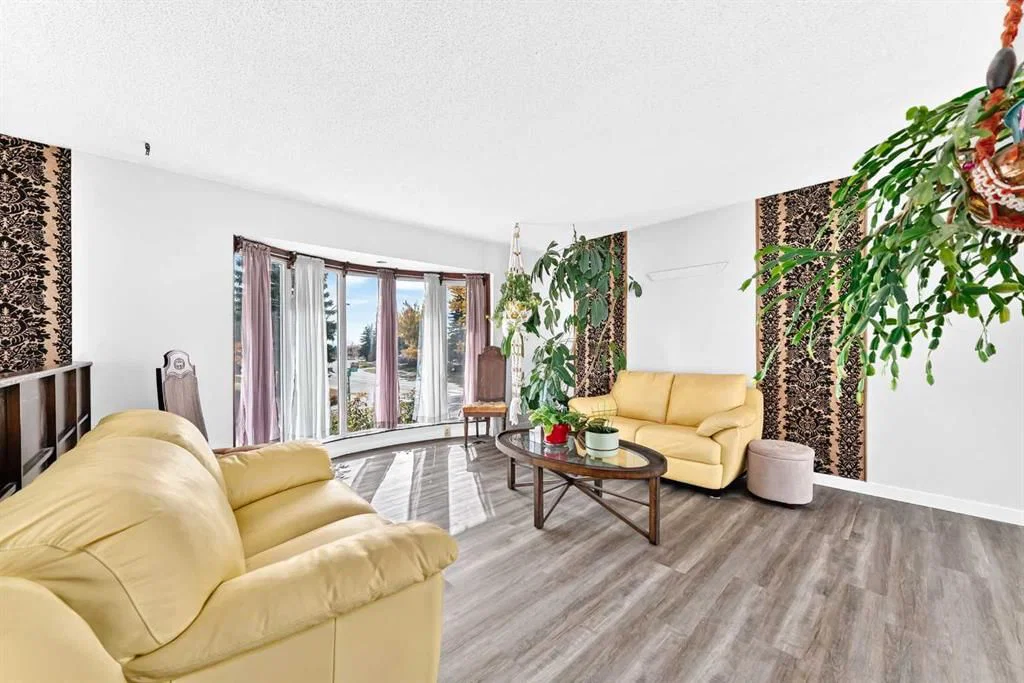 6803 Dalmeny Gate NW, Calgary — photo 3 of 48