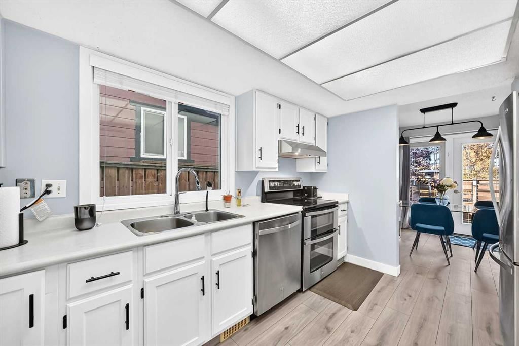 52 Cedargrove Road SW, Calgary — photo 3 of 31