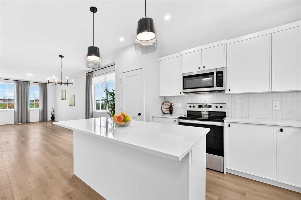 85 Heirloom Way SE, Calgary — photo 2 of 37