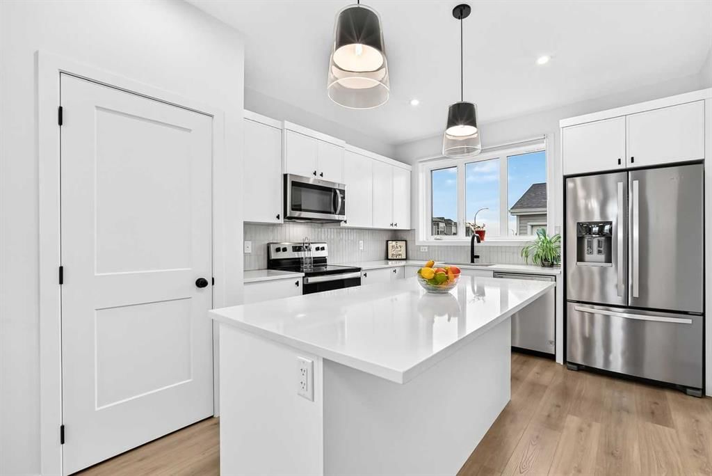 85 Heirloom Way SE, Calgary — photo 5 of 37
