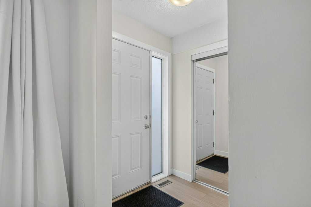 106, 5404 10 Avenue SE, Calgary — photo 2 of 35
