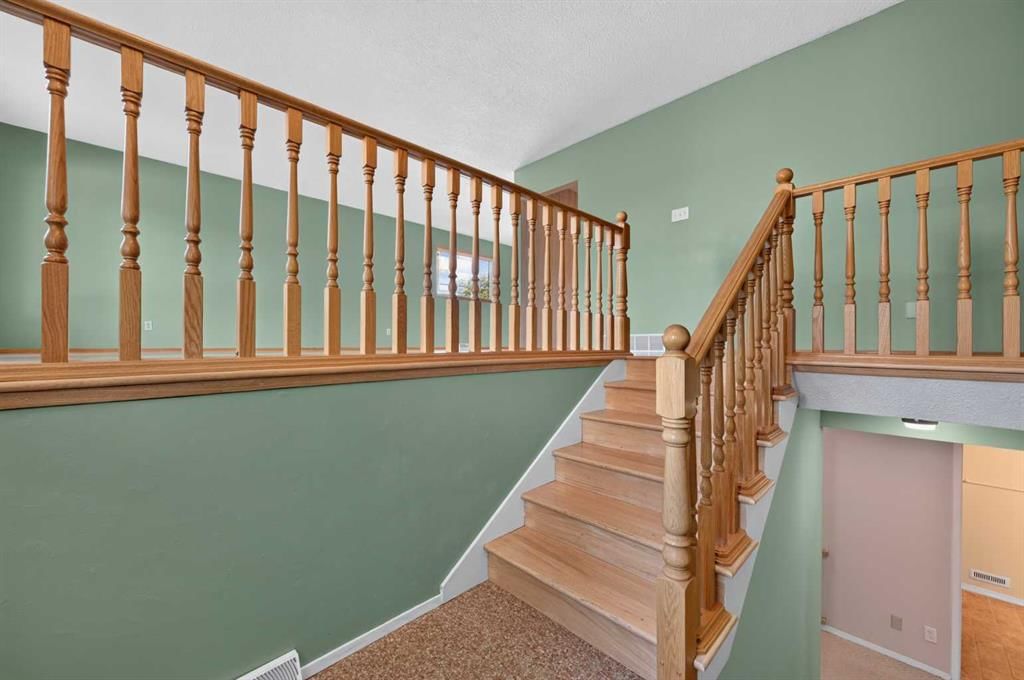 637 Willowburn Crescent SE, Calgary — photo 5 of 50