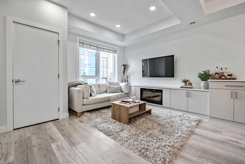 4007 Norford Avenue NW, Calgary — photo 5 of 36