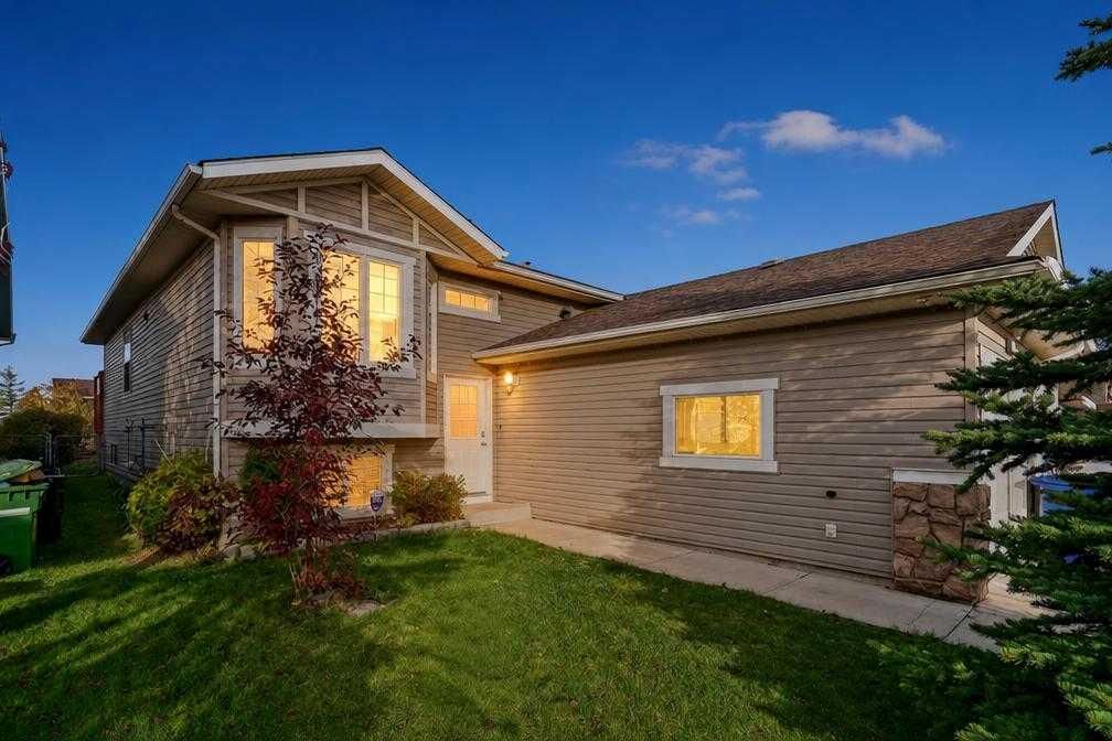 445 Stonegate Way NW, Airdrie — photo 2 of 50