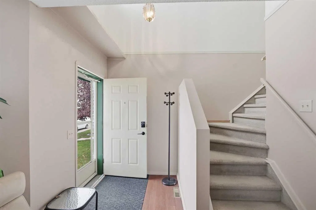 37 Appleside Close SE, Calgary — photo 5 of 42