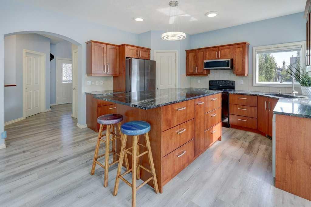 242 Crystal Green Point, Okotoks — photo 3 of 32