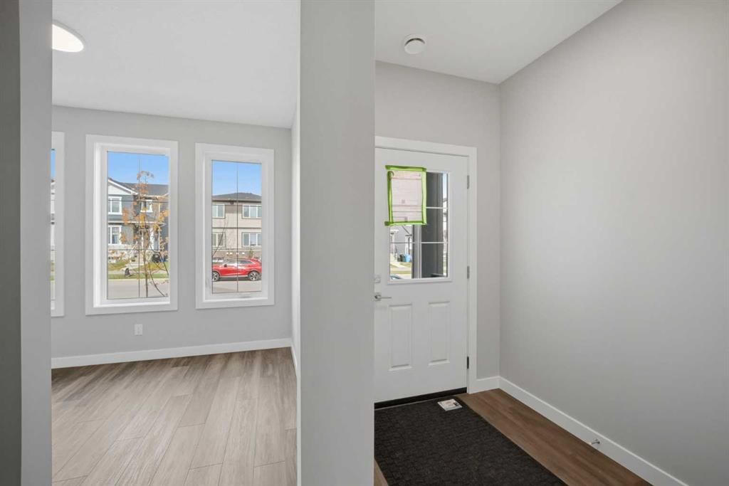 8561 Huxbury Drive NE, Calgary — photo 4 of 42
