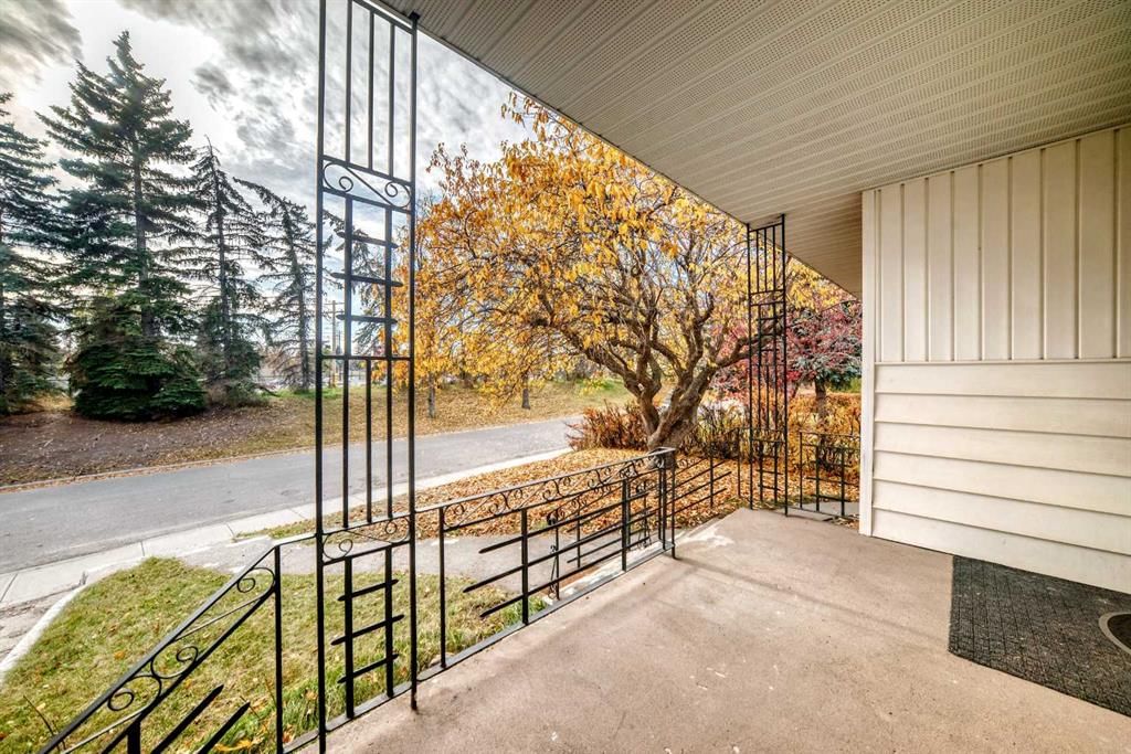 2208 Capitol Hill Crescent NW, Calgary — photo 2 of 45