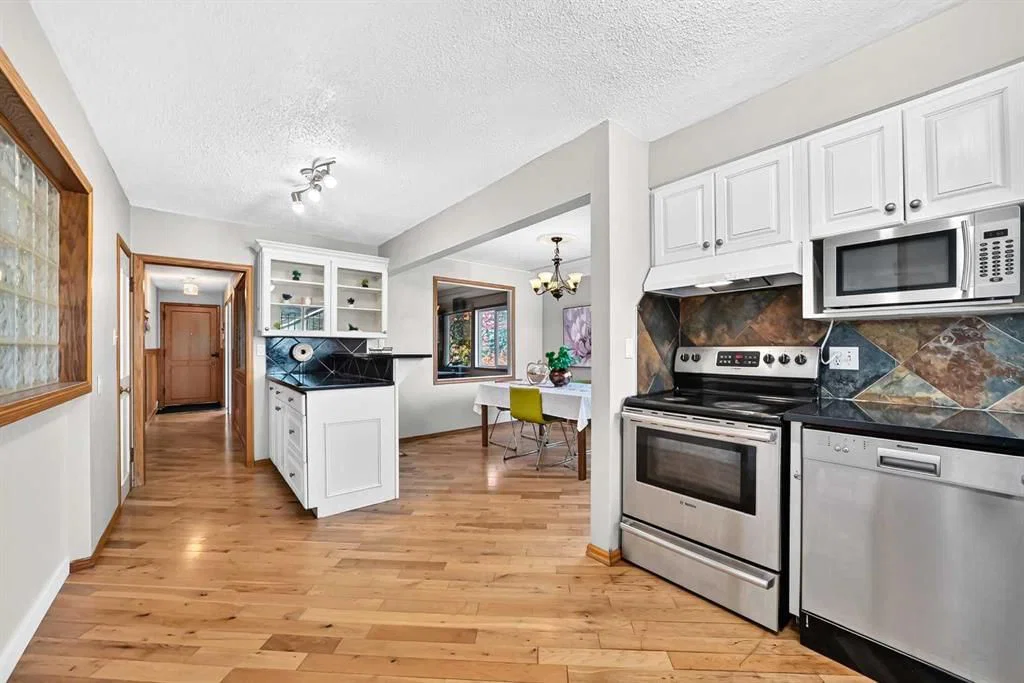 2208 Capitol Hill Crescent NW, Calgary — photo 4 of 45