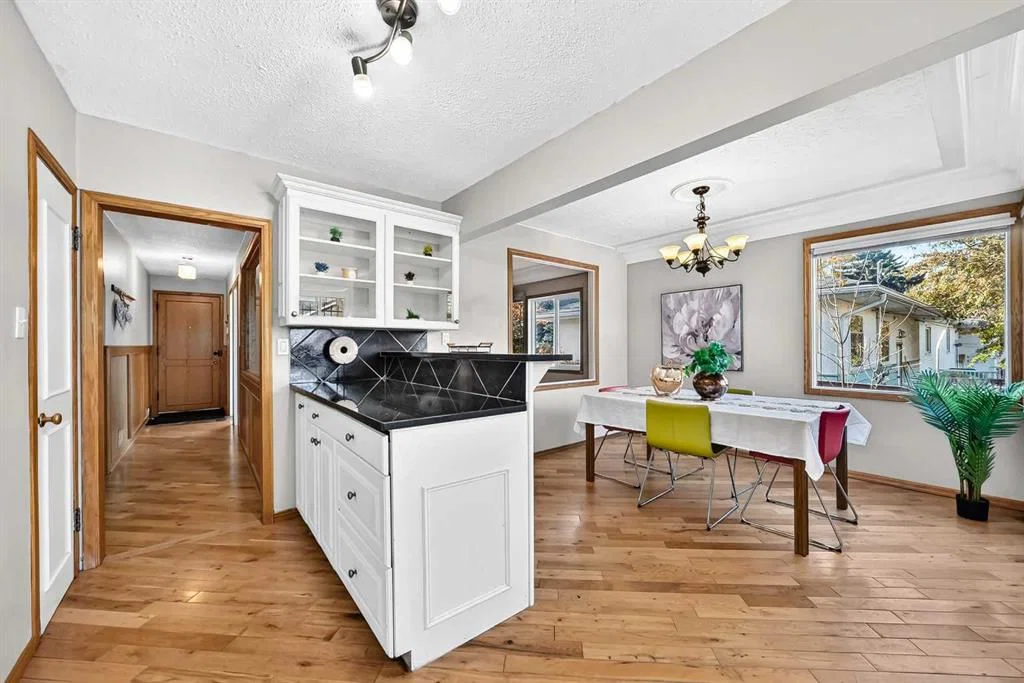 2208 Capitol Hill Crescent NW, Calgary — photo 5 of 45