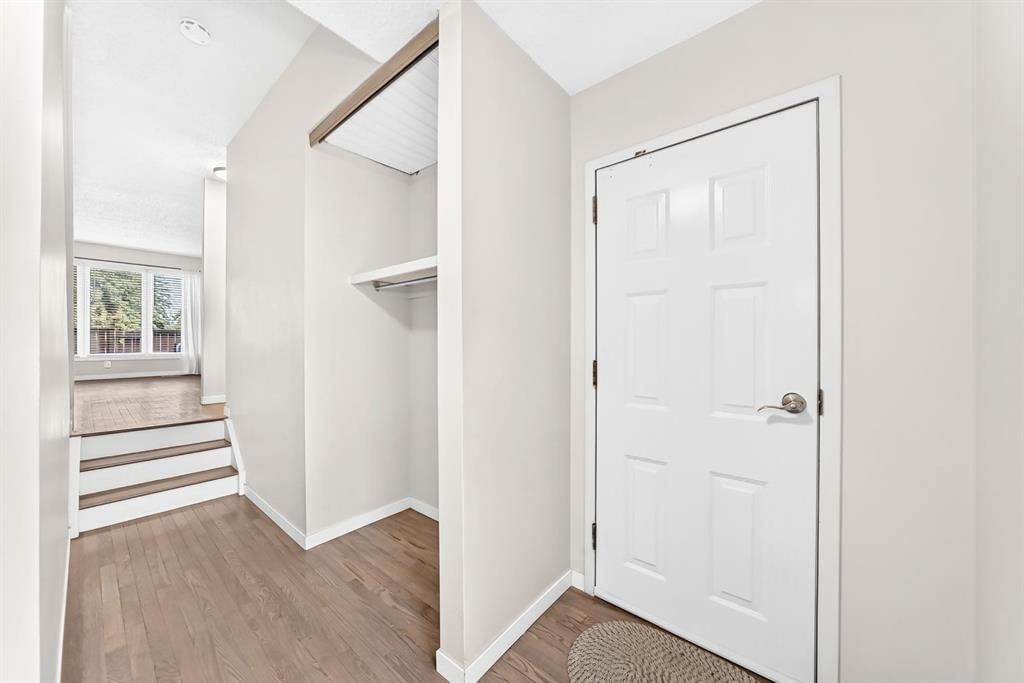 4, 2323 Oakmoor Drive SW, Calgary — photo 3 of 40