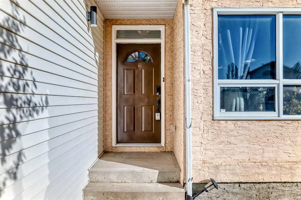 50 Hawkbury Close NW, Calgary — photo 2 of 34