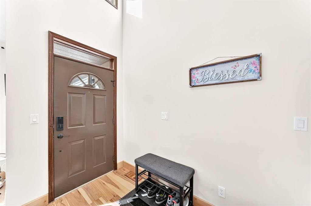 50 Hawkbury Close NW, Calgary — photo 3 of 34