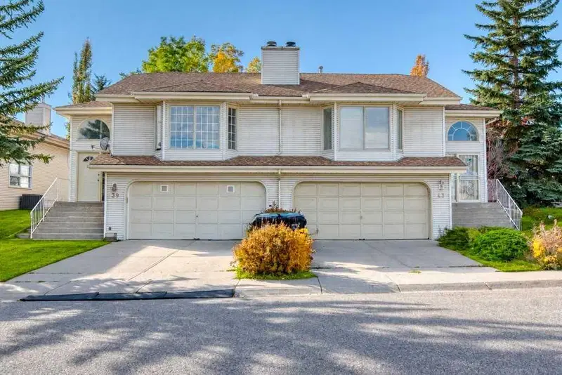 43 Millbank Hill SW, Calgary — photo 2 of 16
