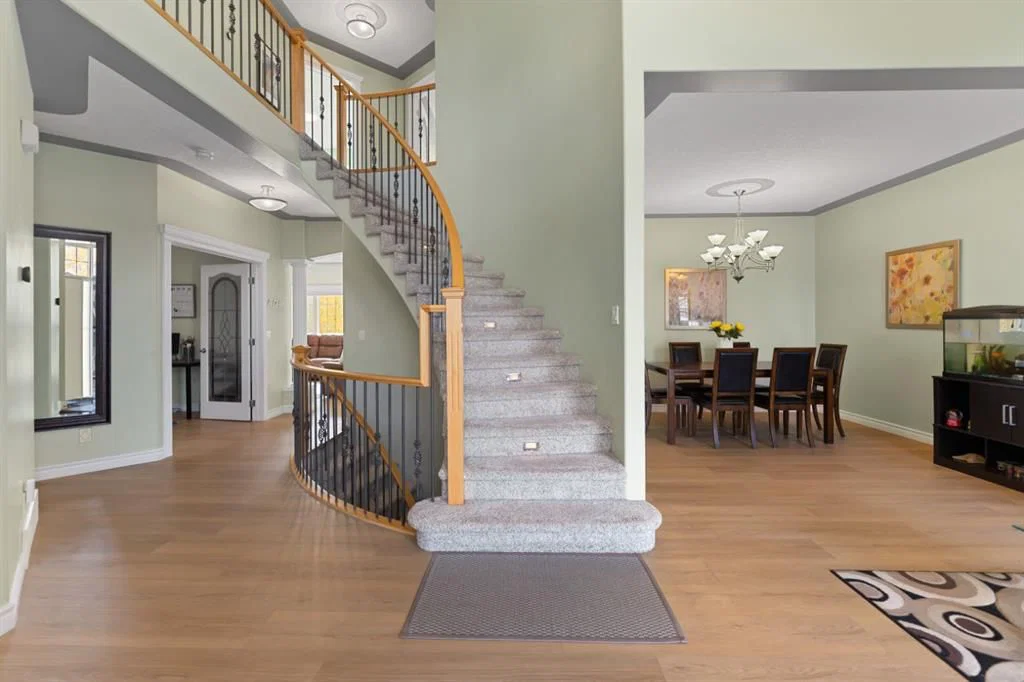 63 West Cedar Rise SW, Calgary — photo 5 of 47