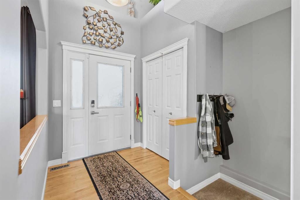31 Evansmeade Crescent NW, Calgary — photo 3 of 50