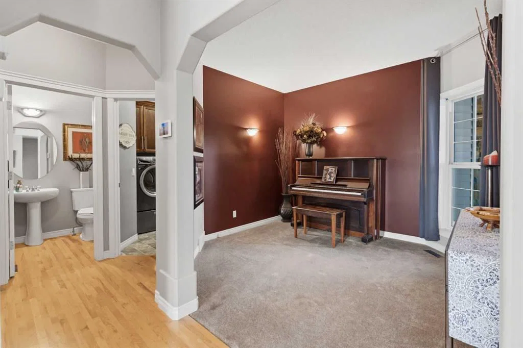 31 Evansmeade Crescent NW, Calgary — photo 5 of 50