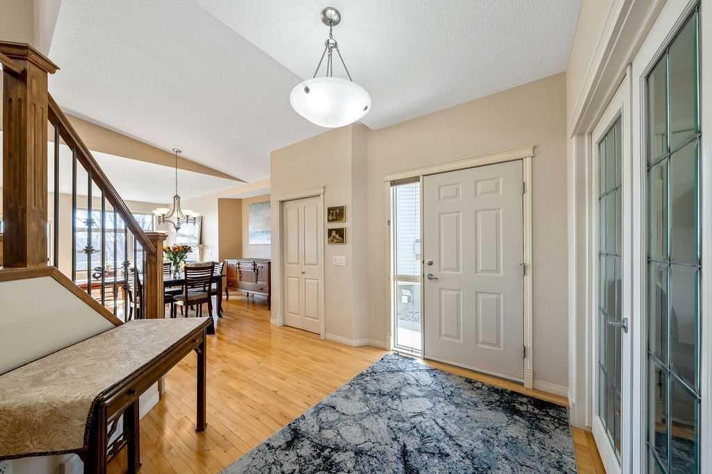 31 Springbank Terrace SW, Calgary — photo 4 of 44