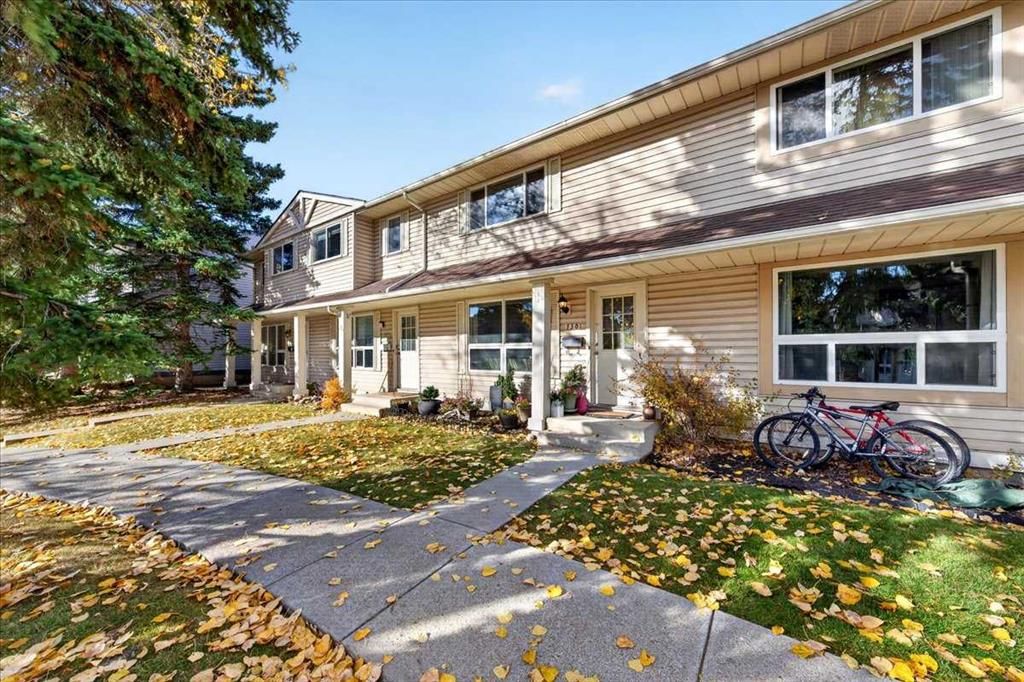 130 Woodmont Terrace SW, Calgary — photo 3 of 34