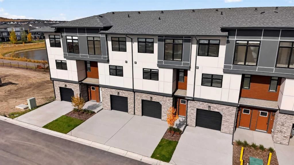 705, 30 Creekside Villas SW, Calgary — photo 2 of 42