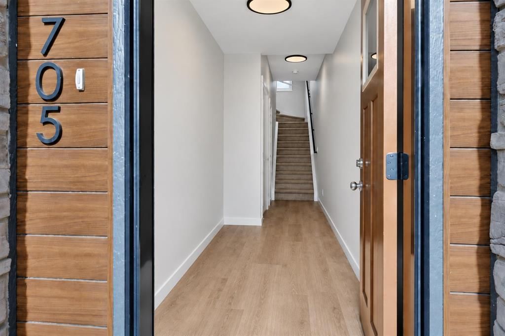705, 30 Creekside Villas SW, Calgary — photo 4 of 42