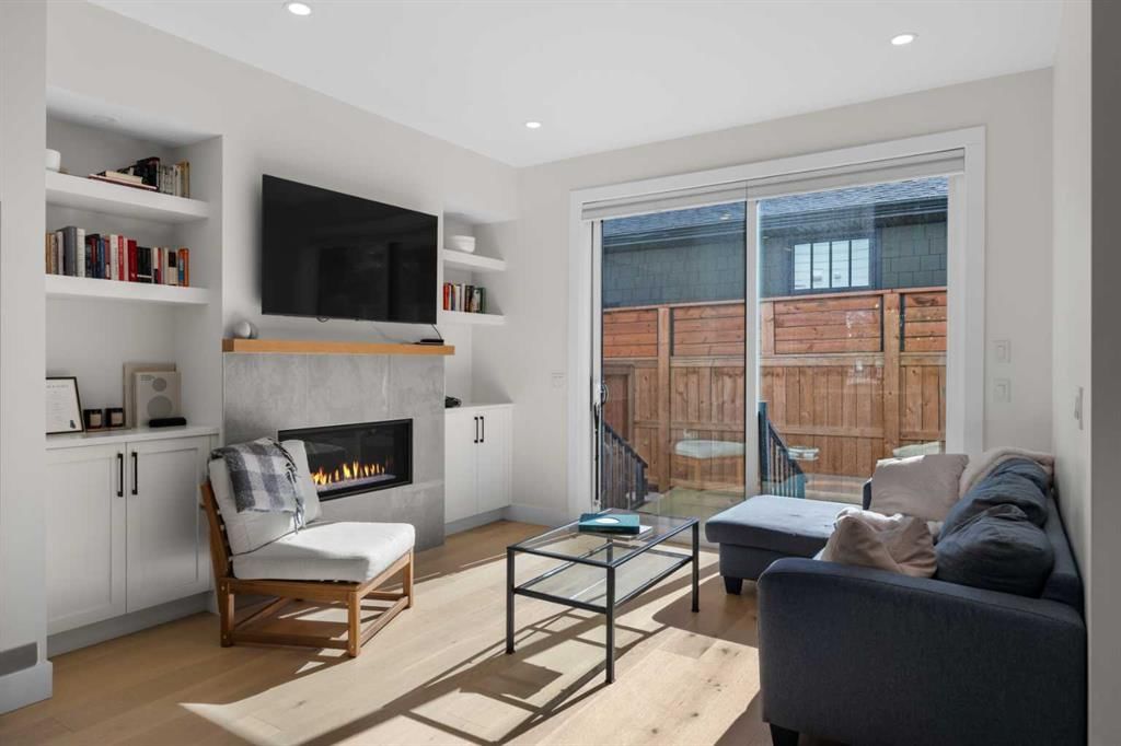 2183 49 Avenue SW, Calgary — photo 3 of 33