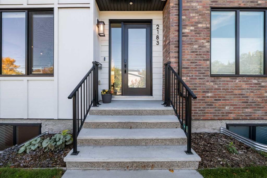 2183 49 Avenue SW, Calgary — photo 5 of 33