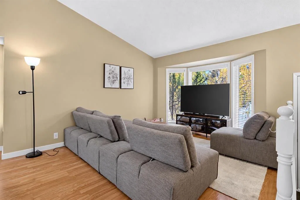 52 Cedargrove Way SW, Calgary — photo 4 of 47