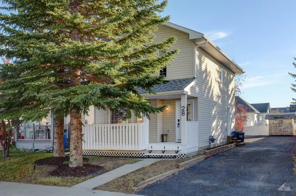 28 Woodside Circle NW, Airdrie — photo 2 of 32