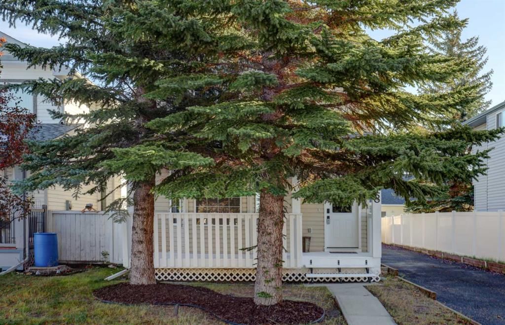 28 Woodside Circle NW, Airdrie — photo 3 of 32
