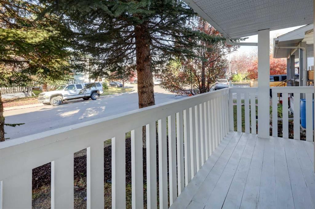 28 Woodside Circle NW, Airdrie — photo 4 of 32