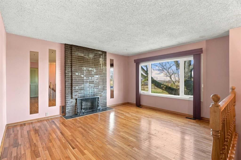 556 Lysander Drive SE, Calgary — photo 3 of 38