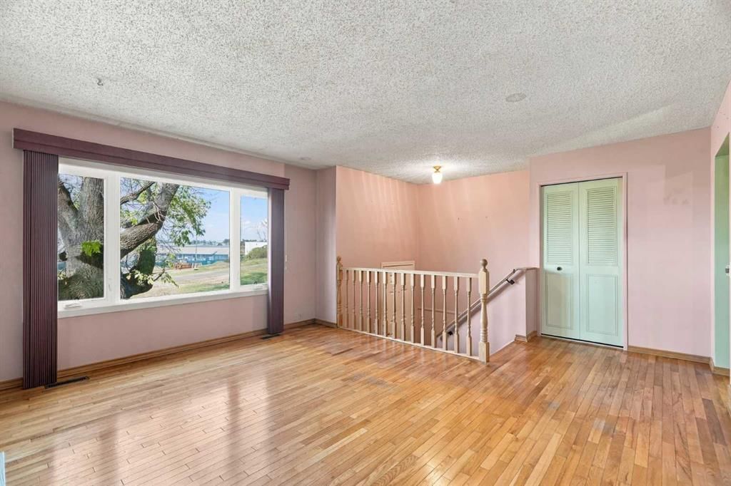556 Lysander Drive SE, Calgary — photo 5 of 38