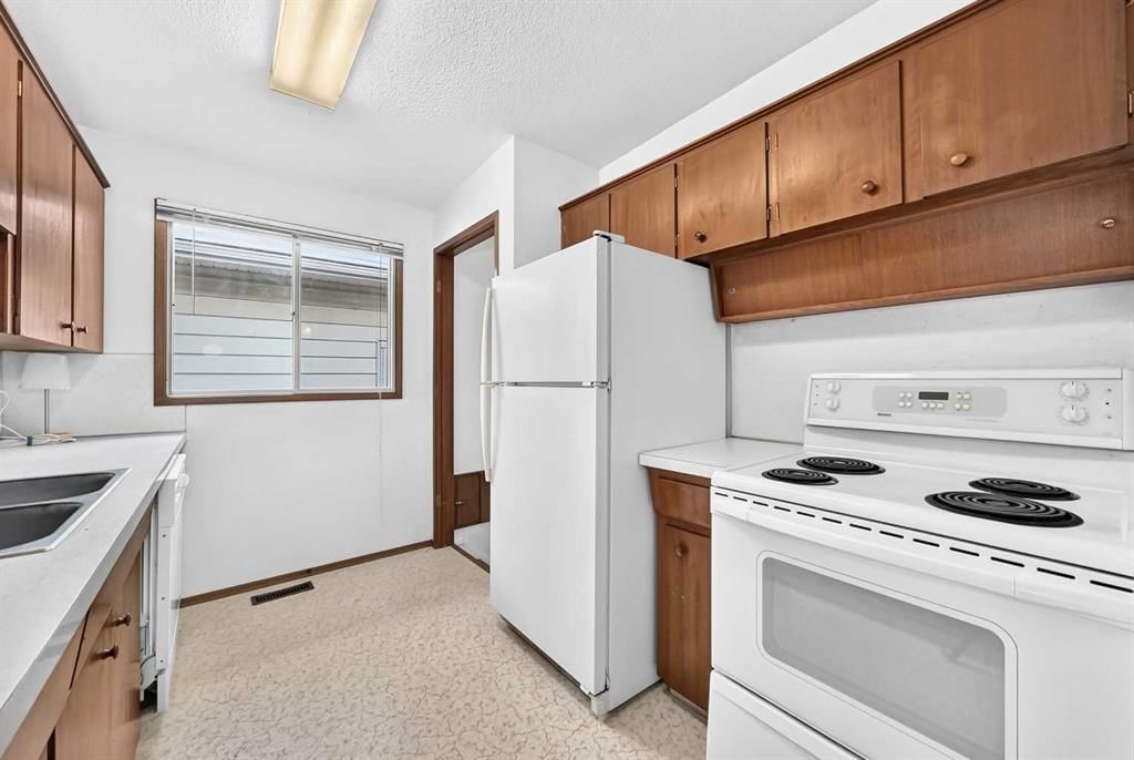 823 67 Avenue SW, Calgary — photo 3 of 40
