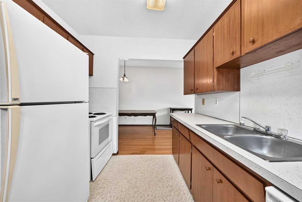 823 67 Avenue SW, Calgary — photo 4 of 40