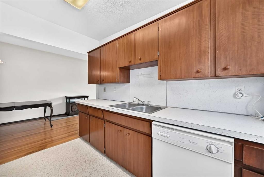 823 67 Avenue SW, Calgary — photo 5 of 40