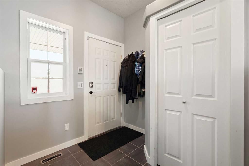 310 Coventry Road NE, Calgary — photo 5 of 22