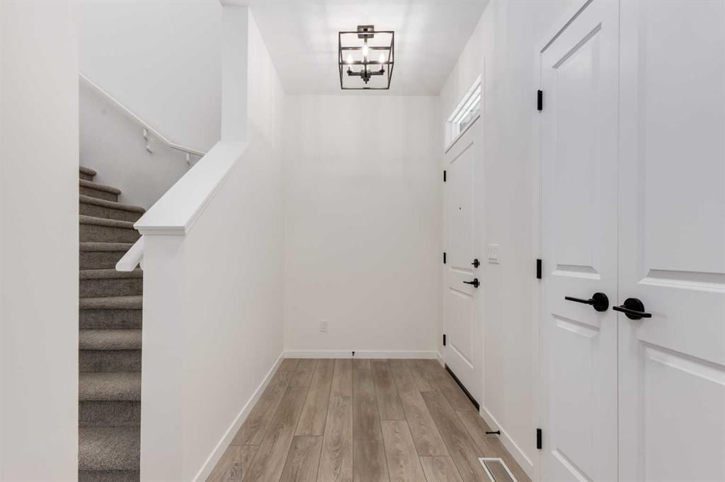 390 Ellen Park, Crossfield — photo 3 of 40