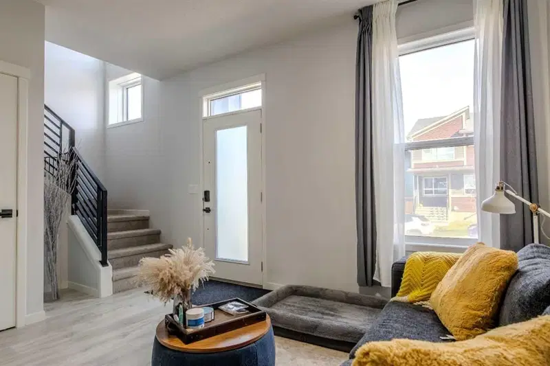 250 Aquila Way NW, Calgary — photo 3 of 43