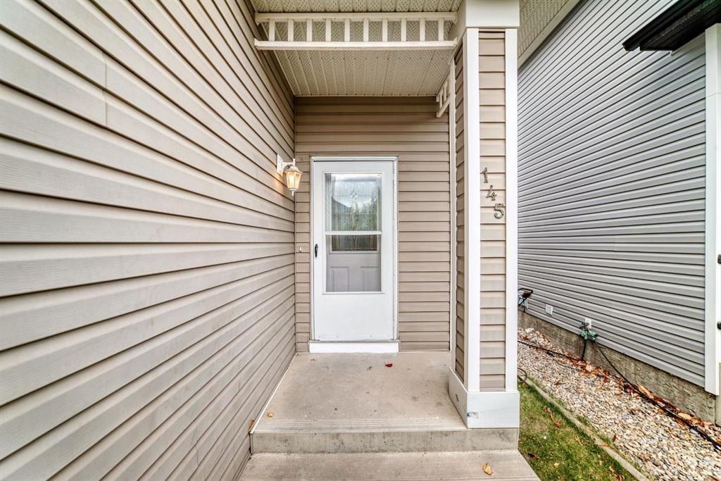 145 Martinvalley Crescent NE, Calgary — photo 3 of 40