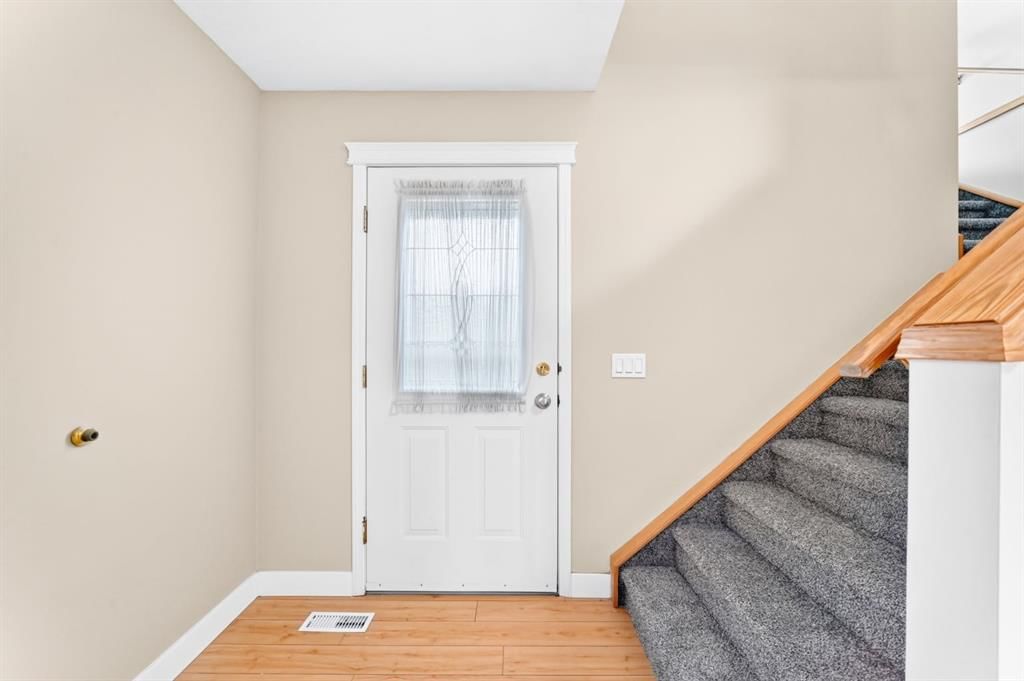 145 Martinvalley Crescent NE, Calgary — photo 4 of 40